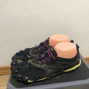 Vibram FiveFingers Black Shoes with Yellow Sole and Purple Laces Siz CM25/9US